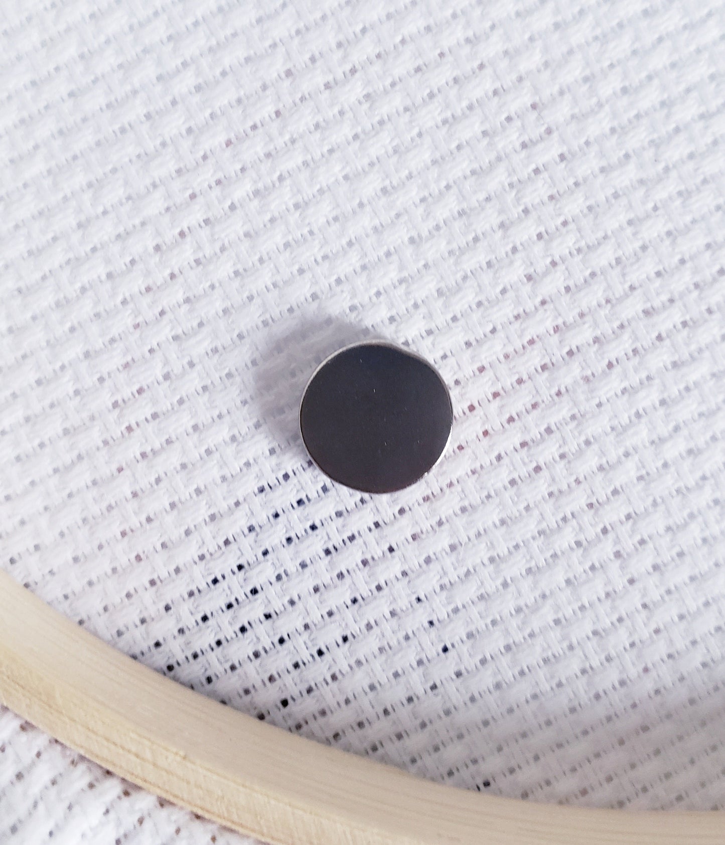 Elegant Lady Enamel Magnetic Needle Minder