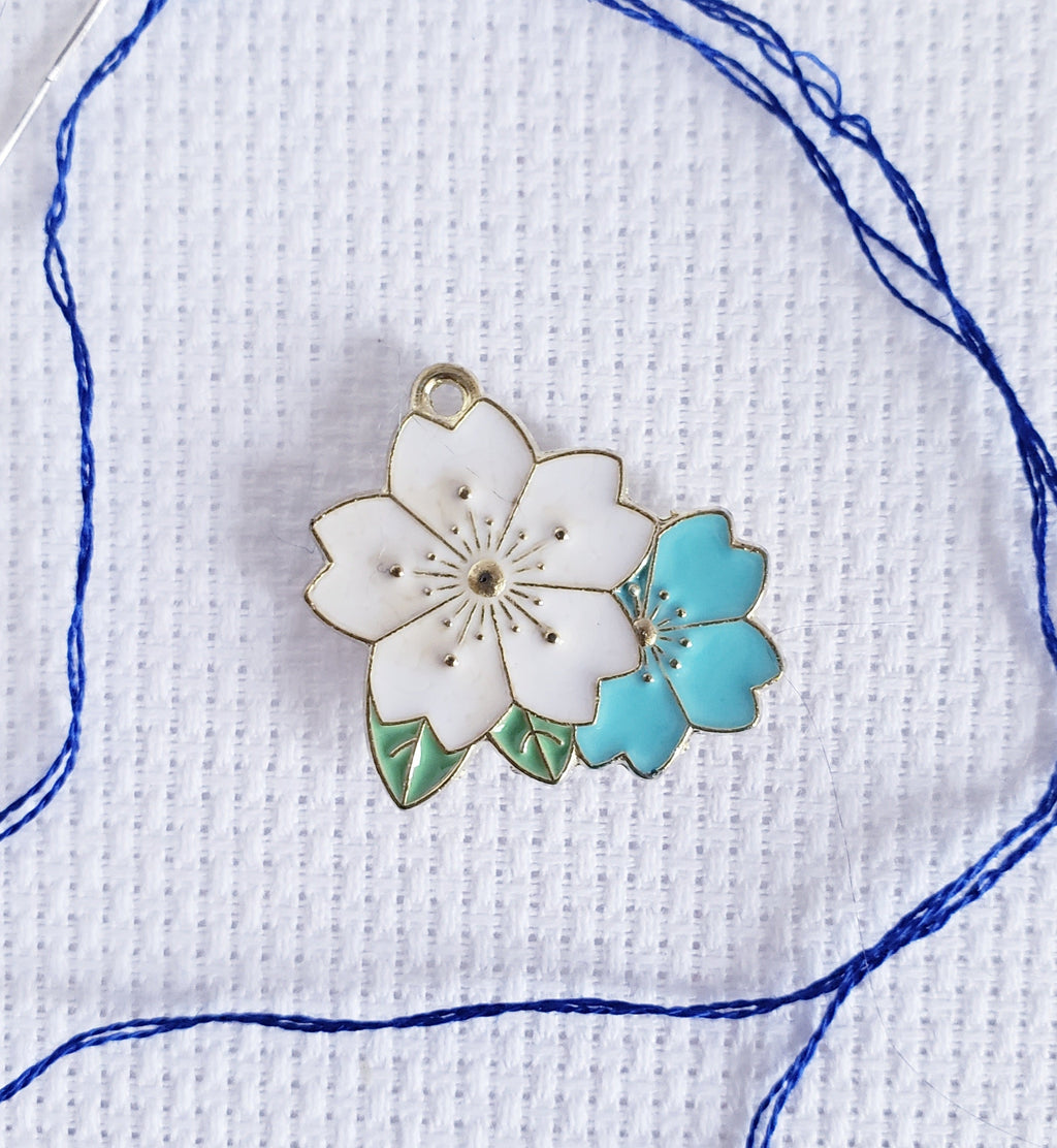 Blue & White Flowers Enamel Magnetic Needle Minder