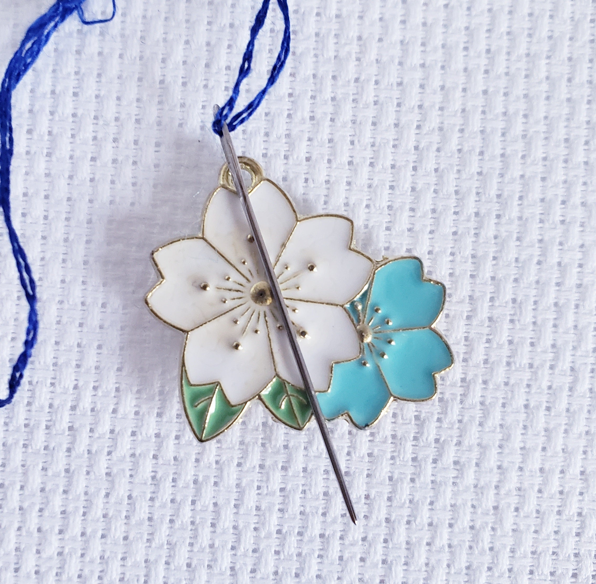 Blue & White Flowers Enamel Magnetic Needle Minder