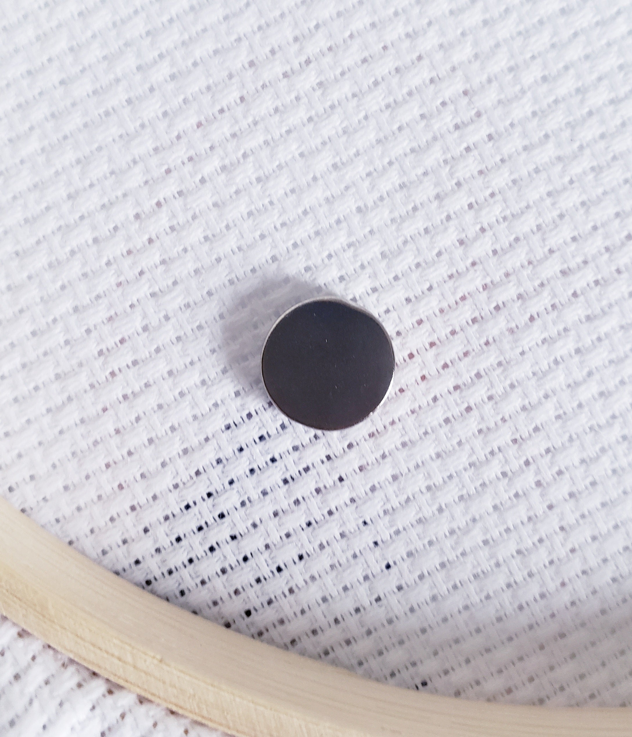 Elegant Lady Enamel Magnetic Needle Minder