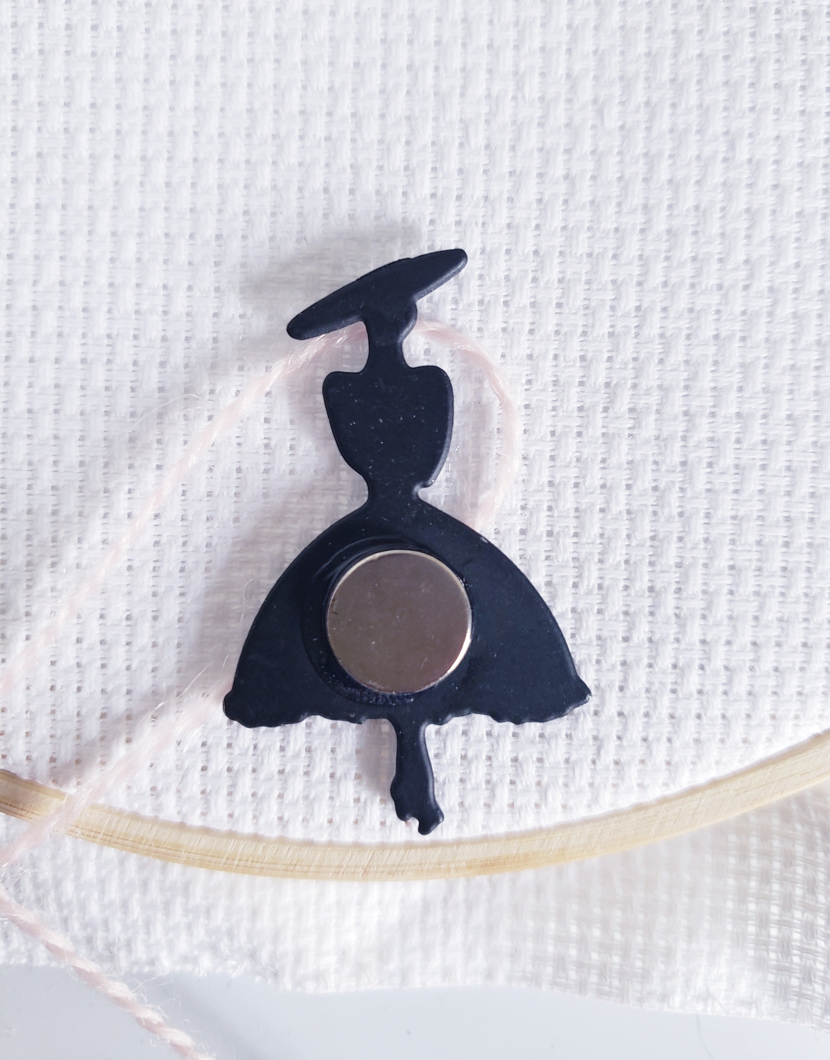 Elegant Lady Enamel Magnetic Needle Minder