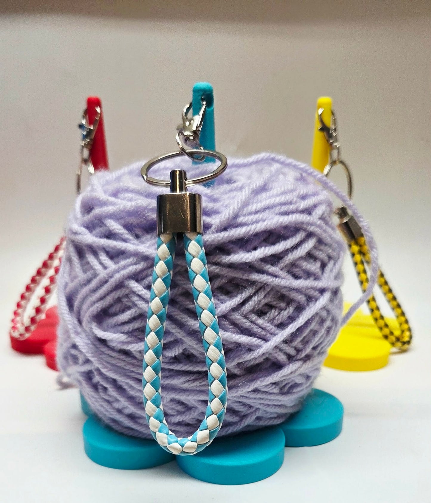 Flower Portable Yarn Spinning Holder, Travel Wrist Hanging Yarn Cake Dispenser, Gift for Crocheter